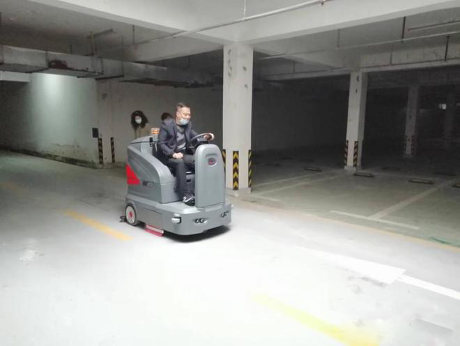 株洲小区物业保洁不用人力改用驾驶式洗地机了